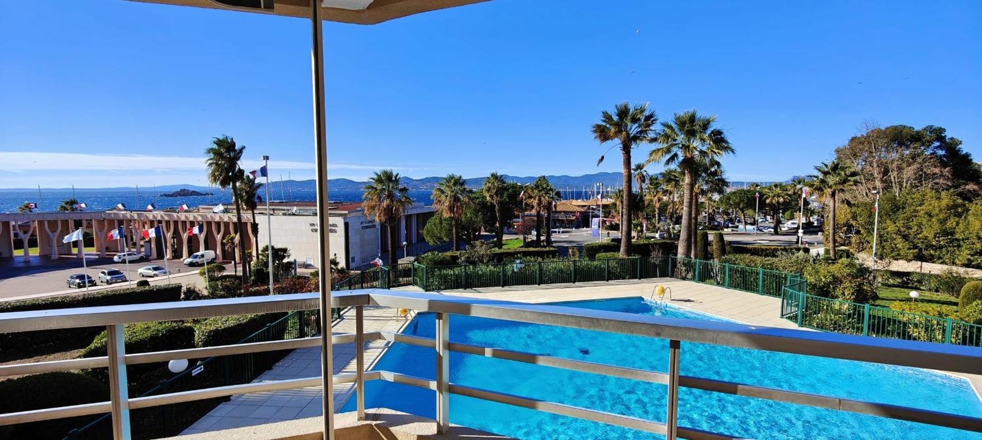 Apartment 50 M Cocoon Of With A Common Shared Pool Saint-Raphael (Var)
